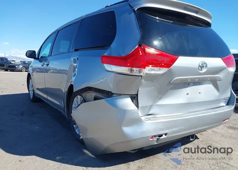 2011 Toyota Sienna Xle z USA, uszkodzony, nr VIN 5TDDK3DC5BS009990